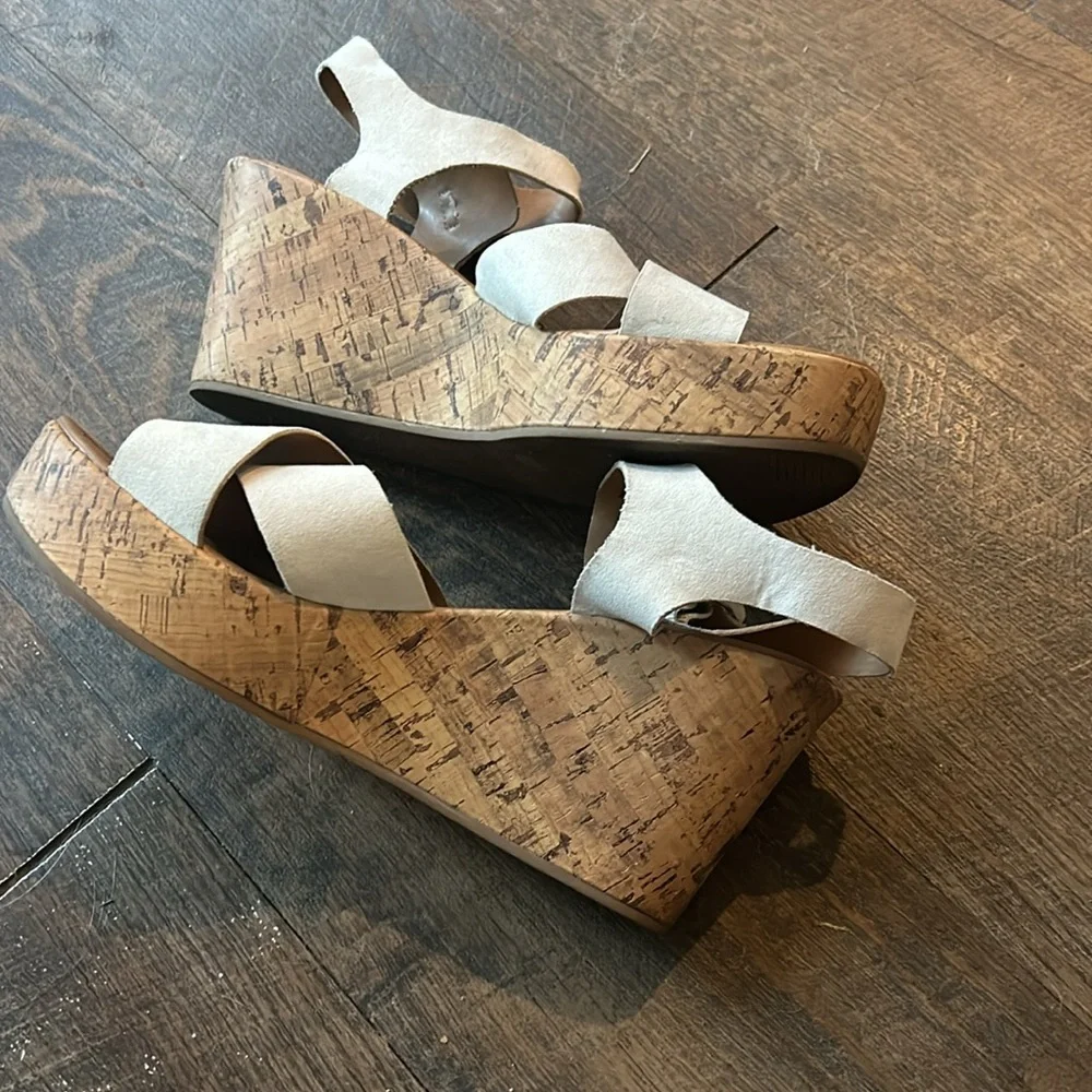 American Eagle Women’s Sandals Sz 9‎ 1/2 White Wedge Shoes Cork.